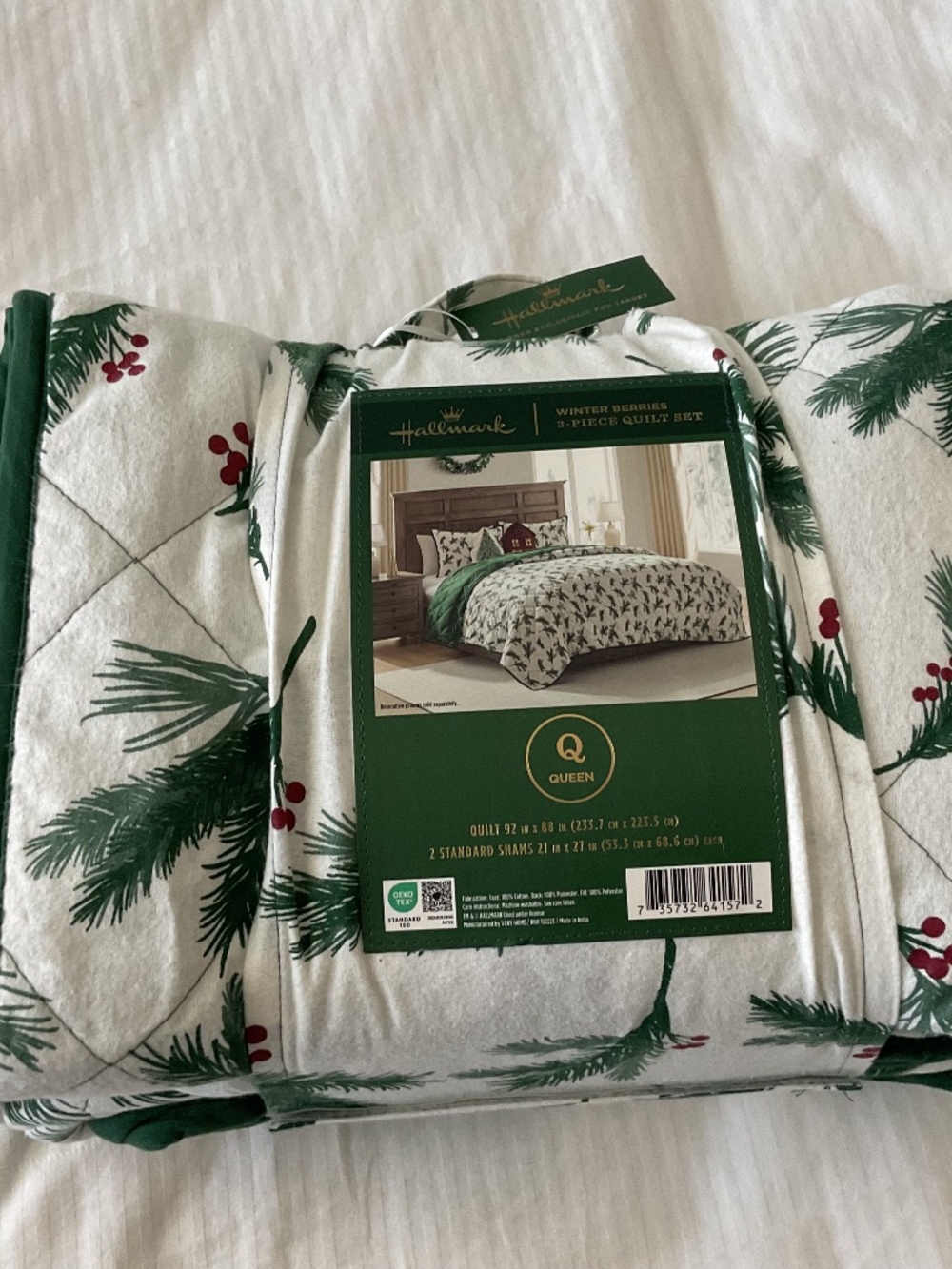 NWT Hallmark winter berry quilt with 2 shams queen size